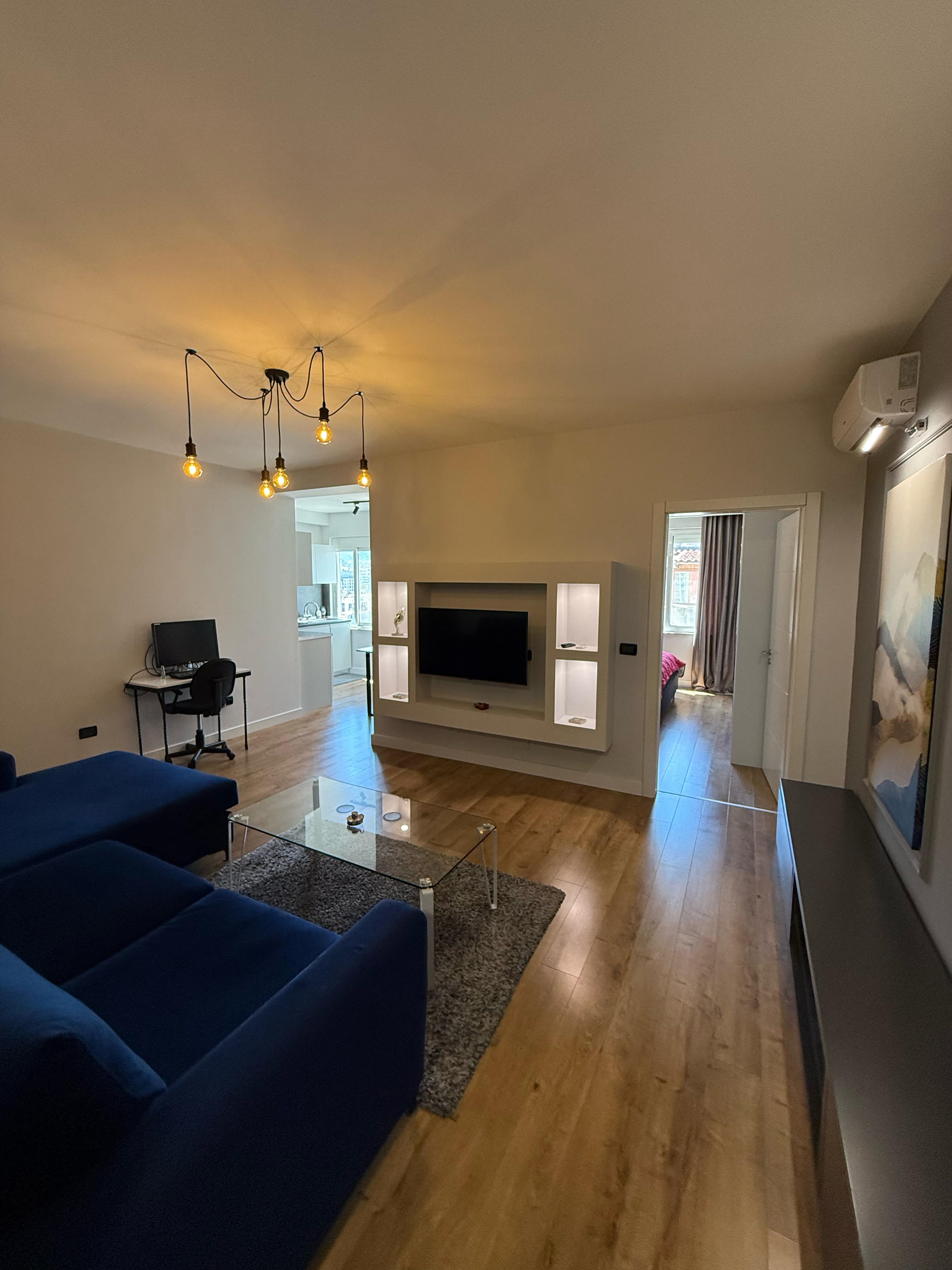 Apartament 1+1 me qera - Komuna e Parisit (VR111)