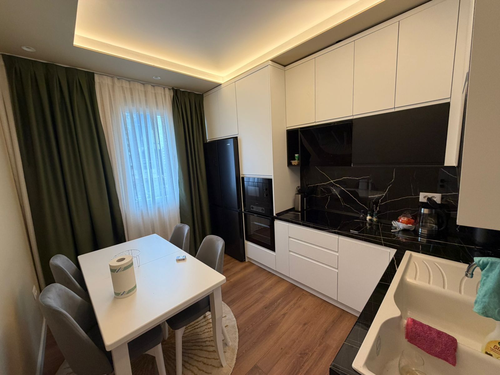 APARTAMENT 1+1 ME QERA – ZOGU I ZI (B055)
